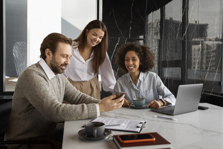 medium-shot-smiley-colleagues-job